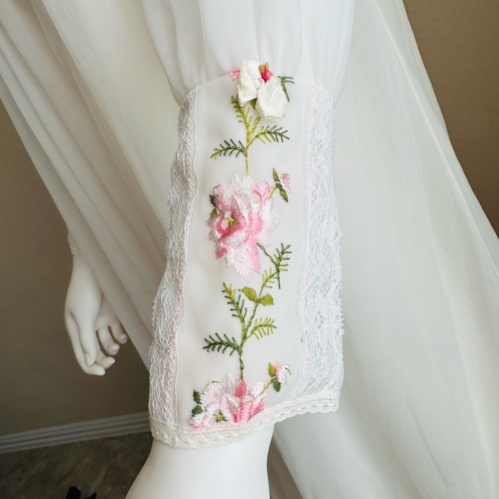 Lovely Cream Floral Embroidered Robe - Picture 3 of 8